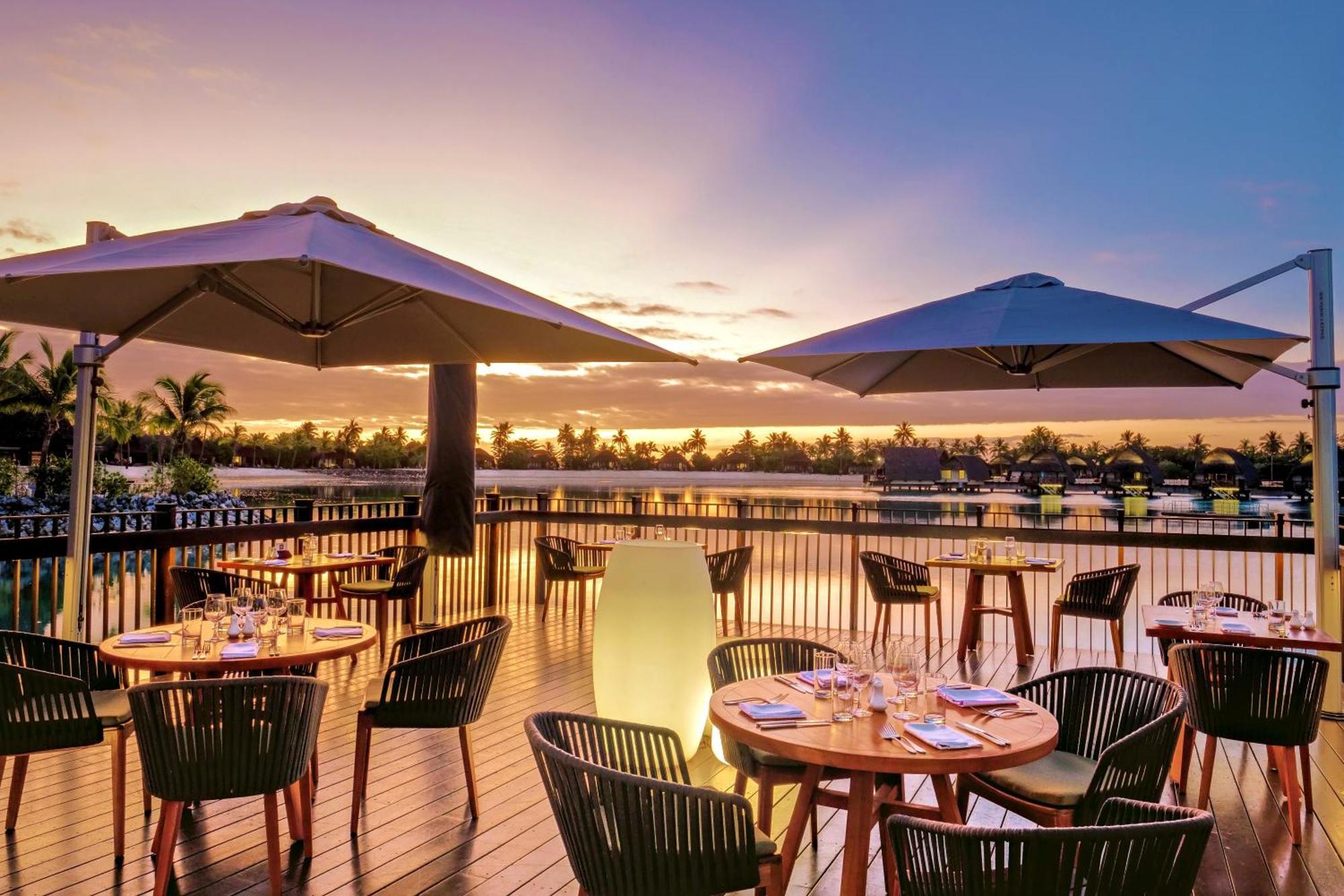 Fiji Marriott Resort Momi Bay Ngoại thất bức ảnh Sunset at the Deck