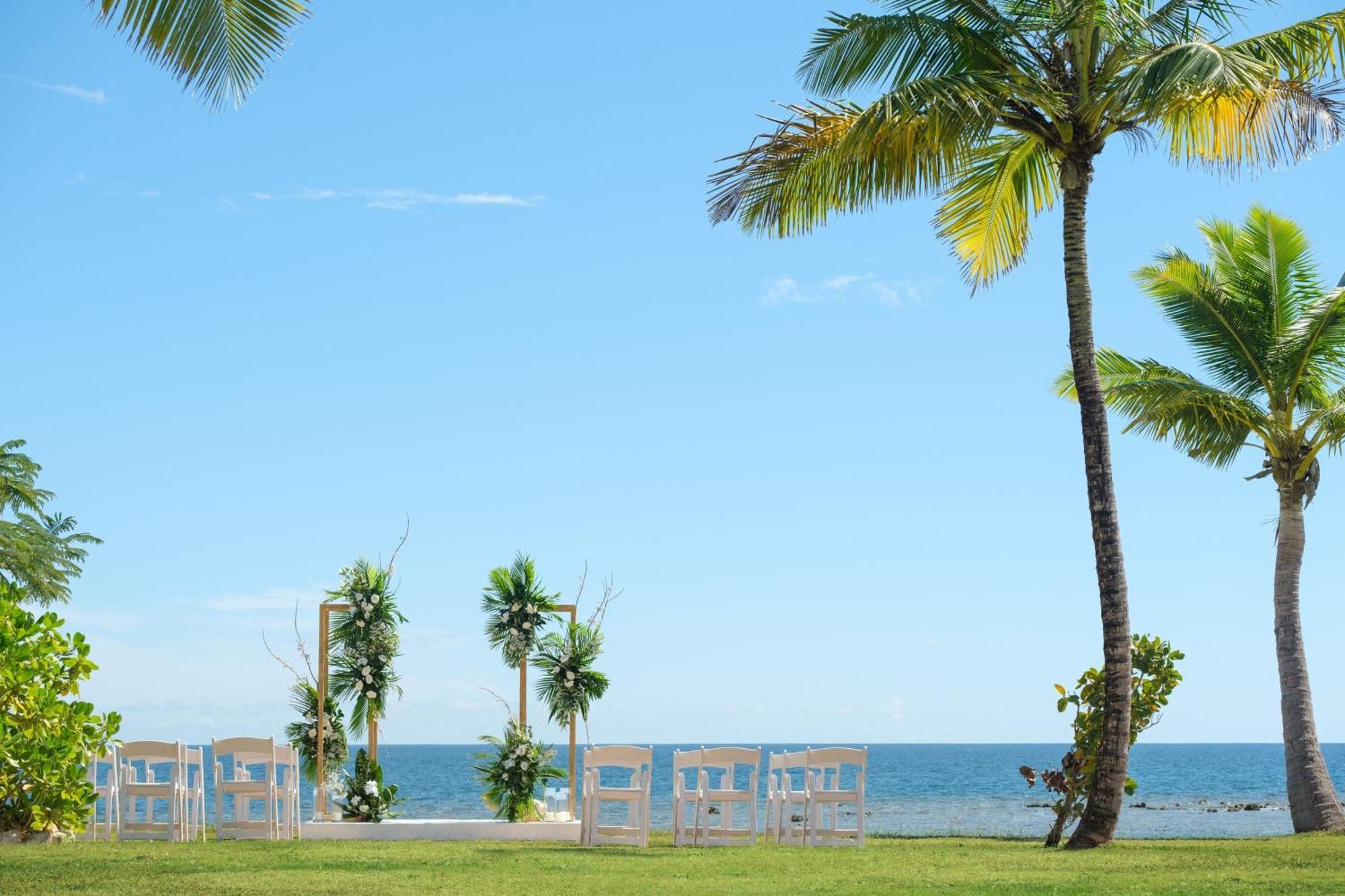 Fiji Marriott Resort Momi Bay Ngoại thất bức ảnh A beach wedding in Fiji