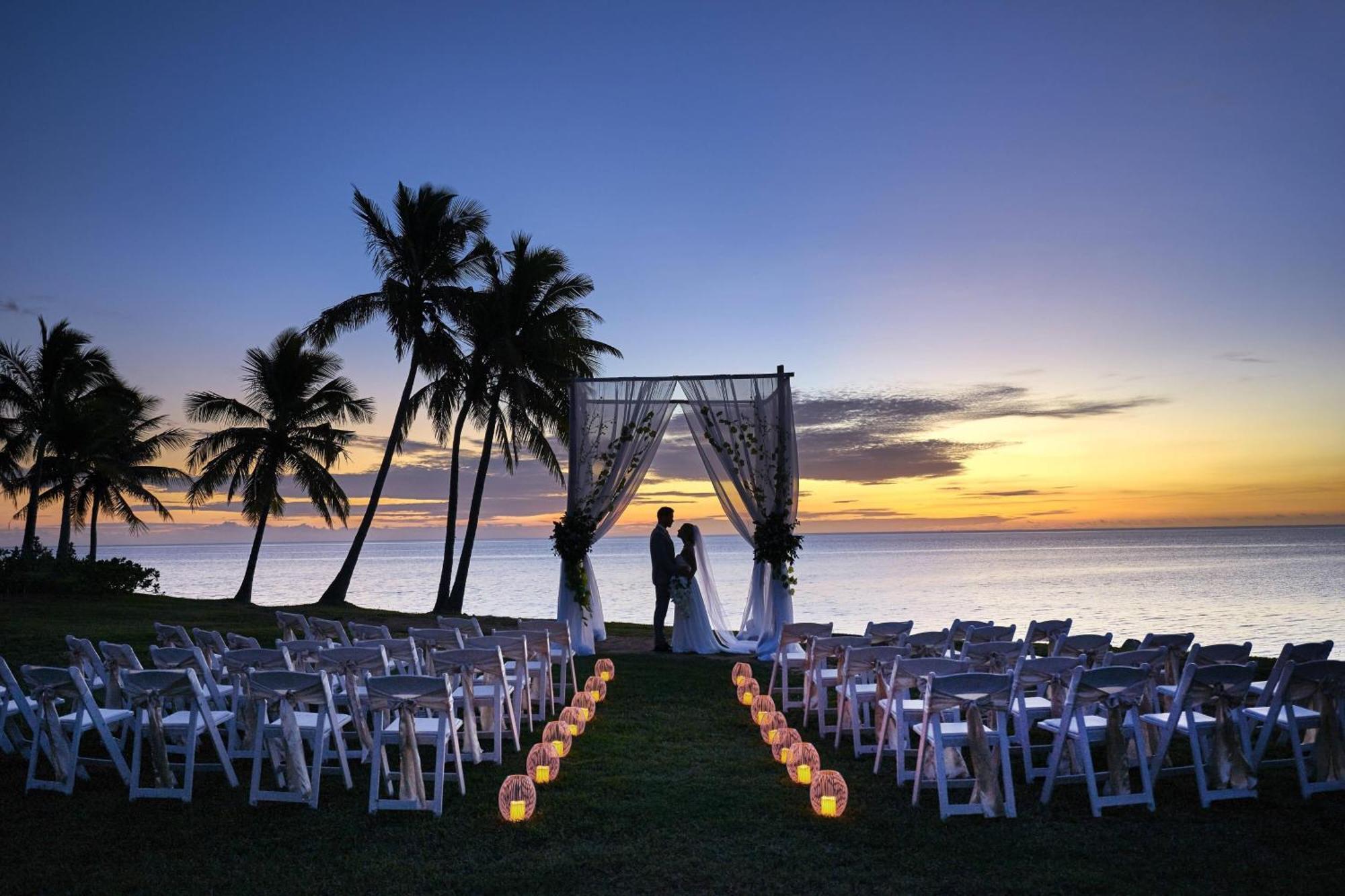 Fiji Marriott Resort Momi Bay Ngoại thất bức ảnh A wedding at the Four Seasons Resort