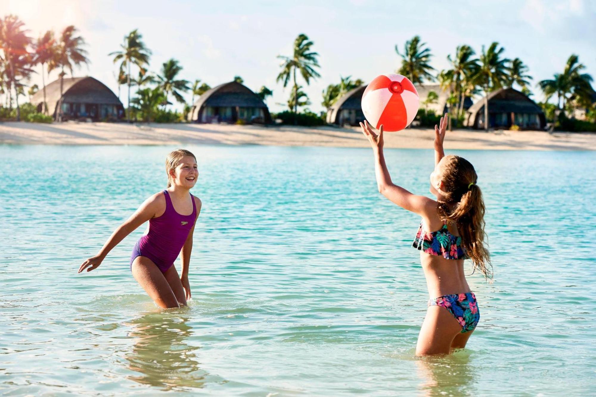 Fiji Marriott Resort Momi Bay Ngoại thất bức ảnh Two girls playing with a beach ball