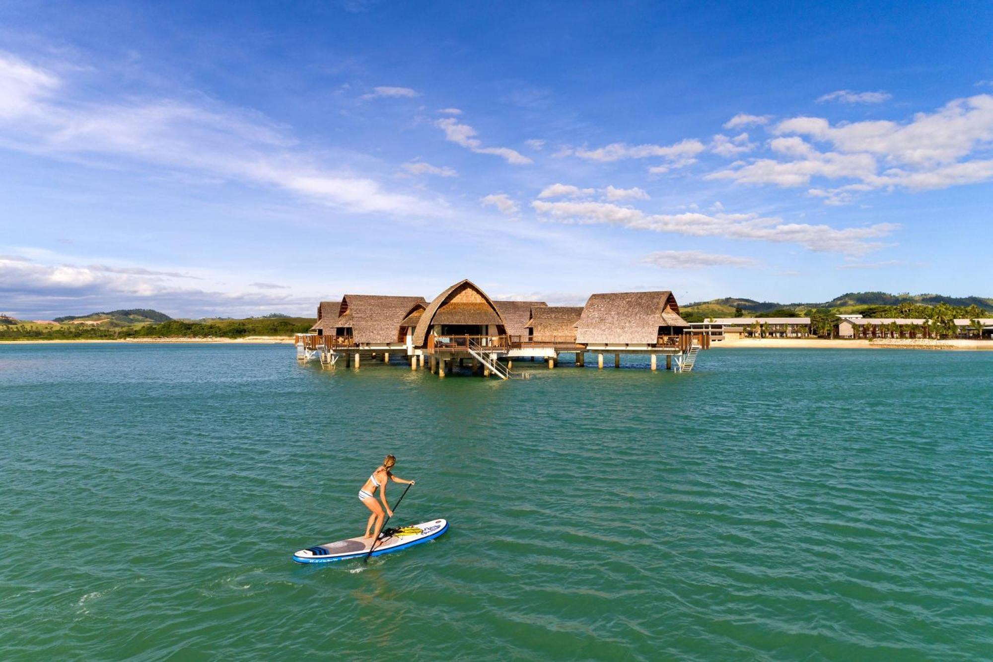 Fiji Marriott Resort Momi Bay Ngoại thất bức ảnh The resort's overwater bungalows