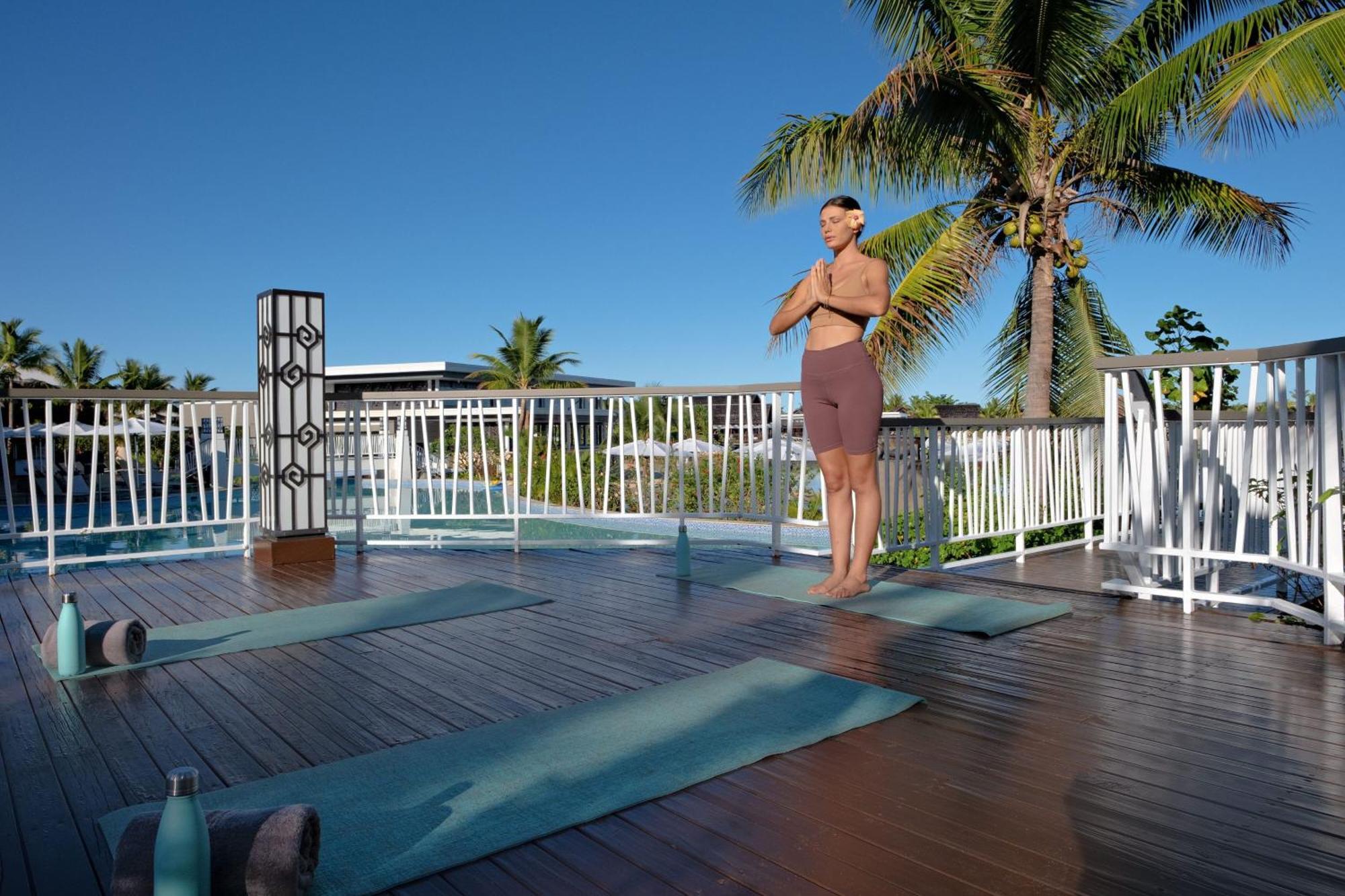 Fiji Marriott Resort Momi Bay Ngoại thất bức ảnh A man practicing yoga at a resort in Fiji
