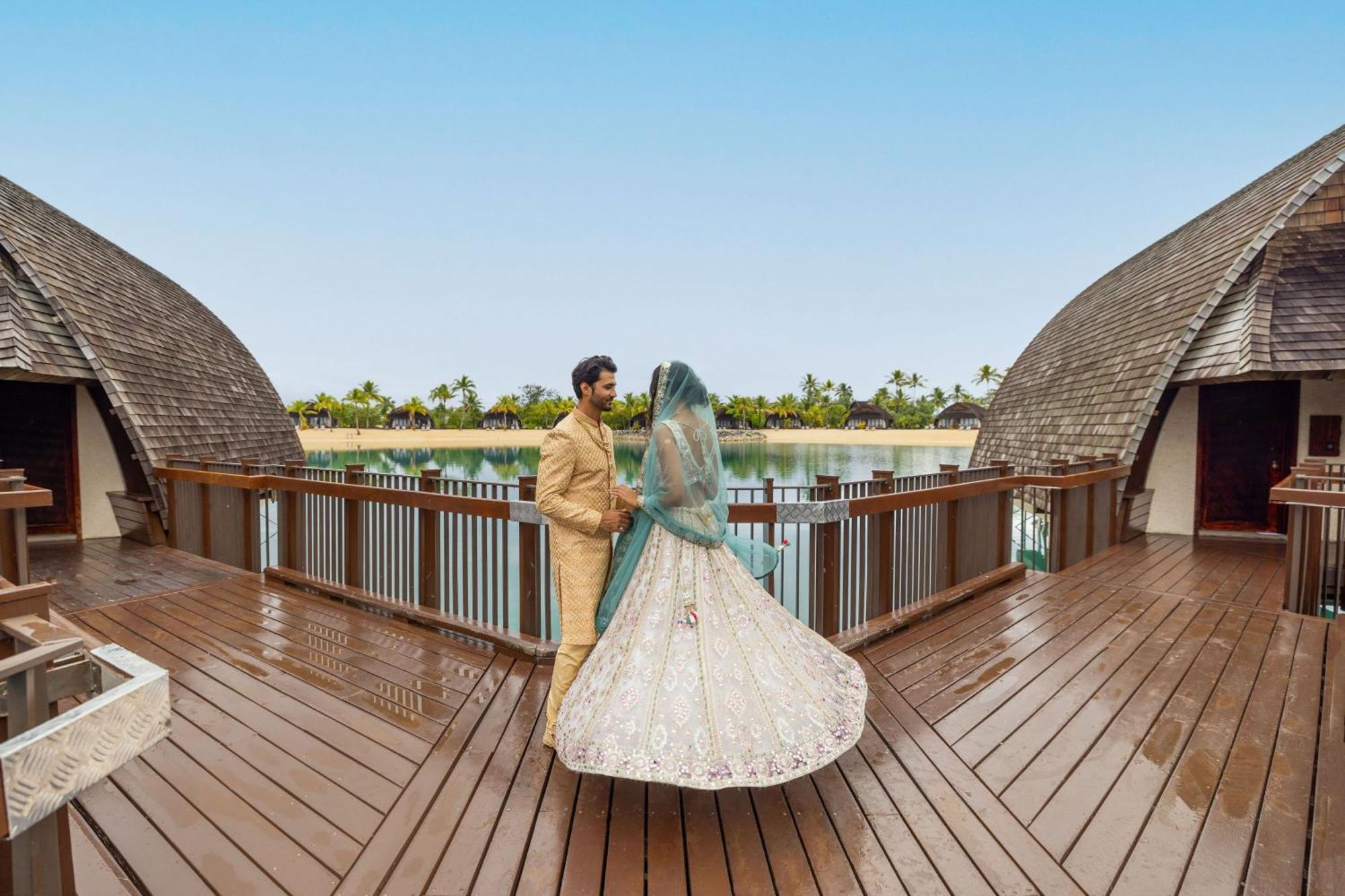 Fiji Marriott Resort Momi Bay Ngoại thất bức ảnh A couple at the Oberoi Beach Resort, Dubai