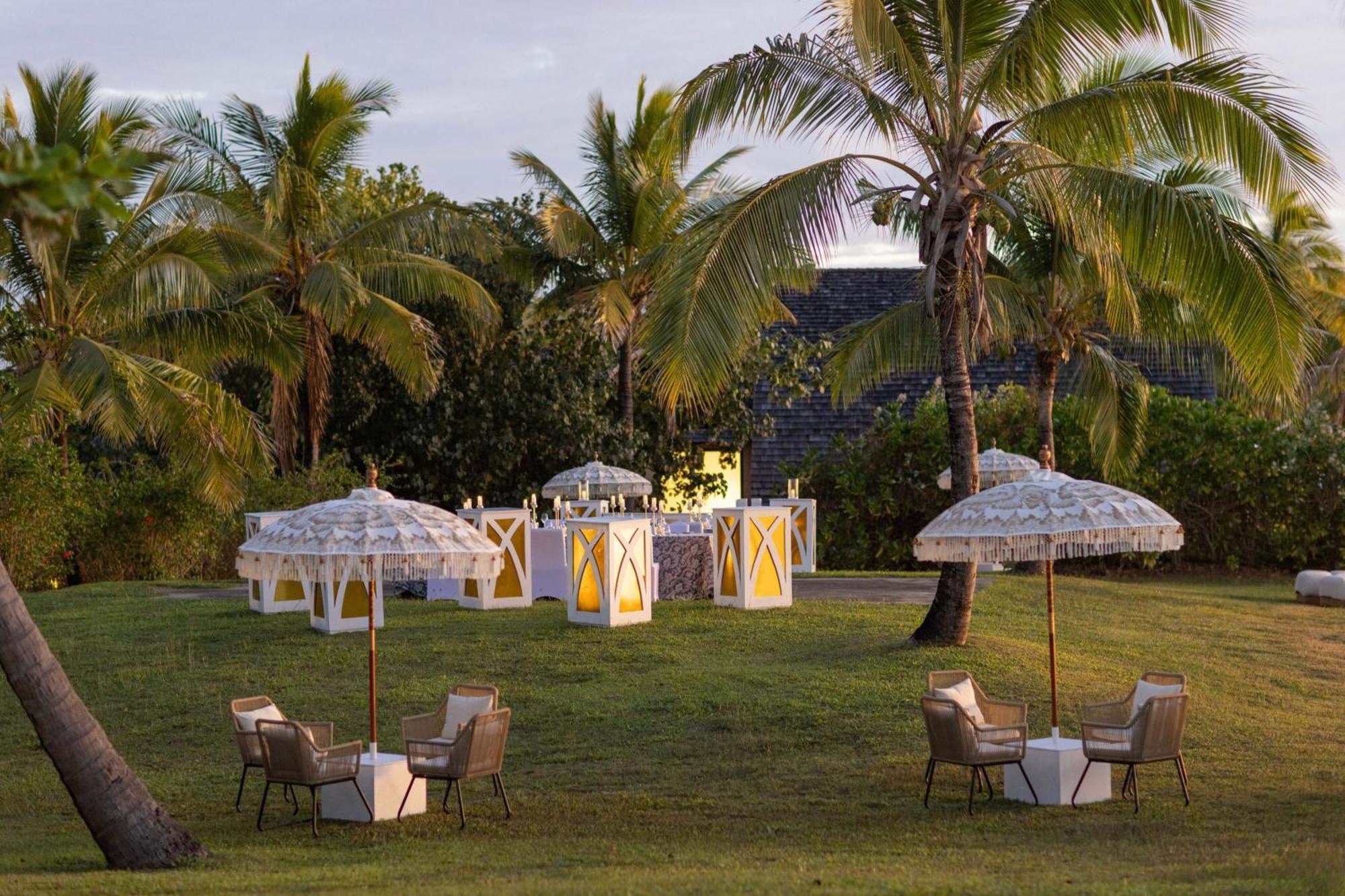 Fiji Marriott Resort Momi Bay Ngoại thất bức ảnh The lawn at the Four Seasons Resort