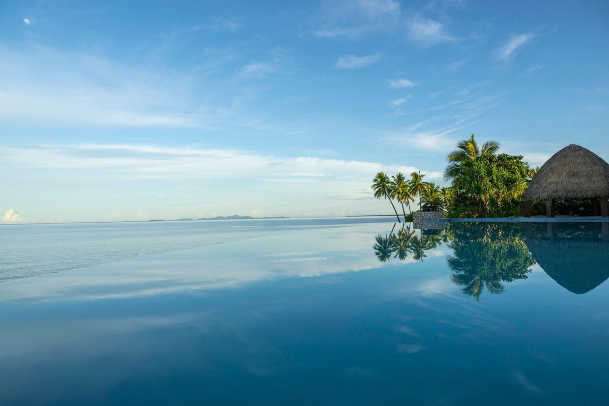 Fiji Marriott Resort Momi Bay Ngoại thất bức ảnh Infinity pool at the resort