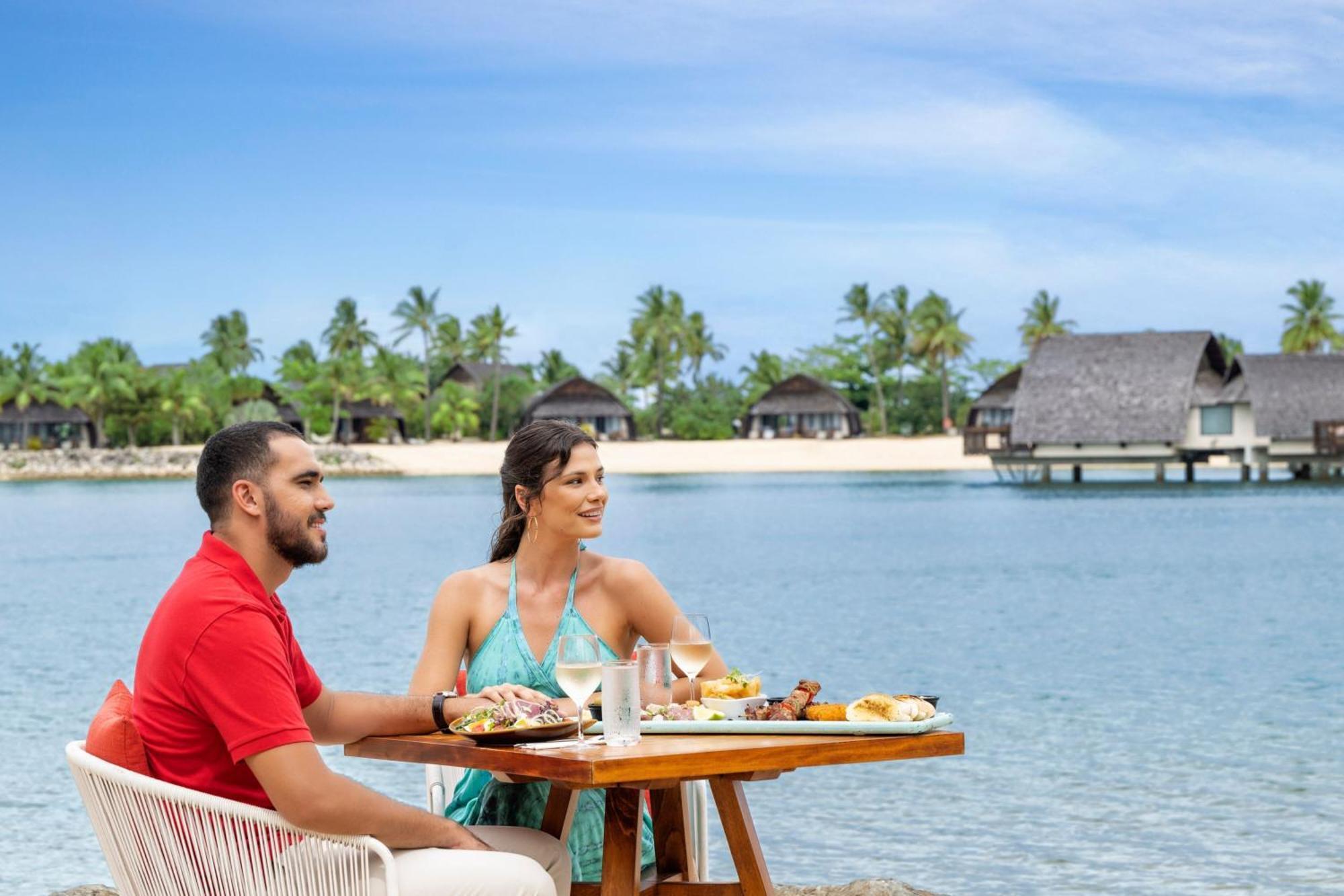 Fiji Marriott Resort Momi Bay Ngoại thất bức ảnh A couple at the beach